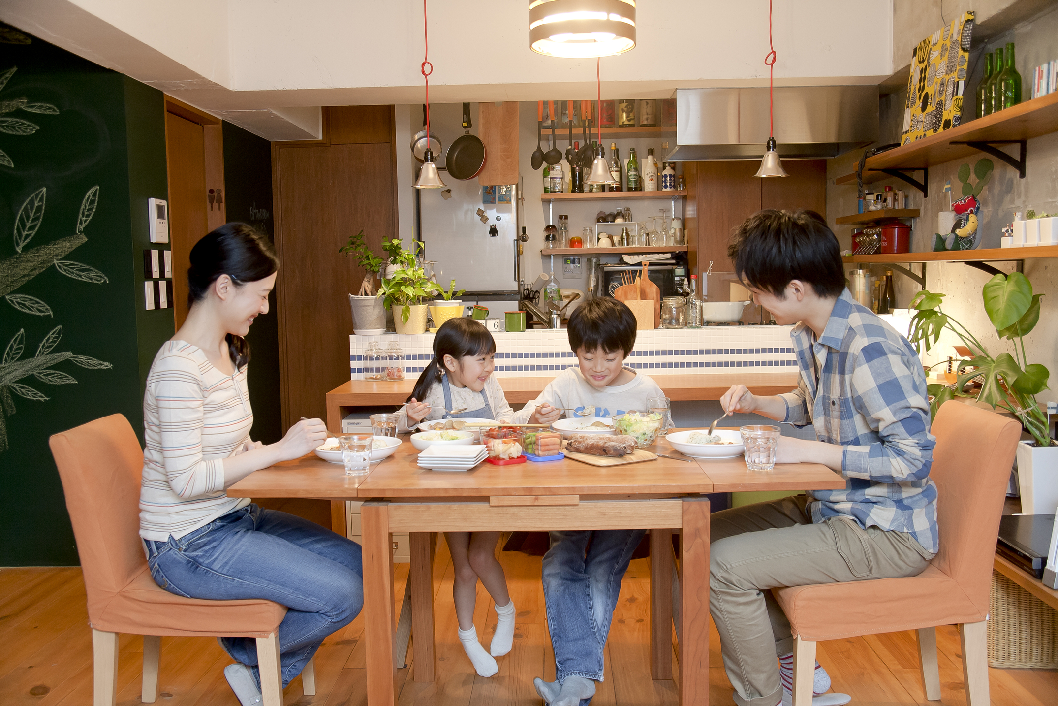 まもなく新入学！子どもにスマホをもたせるかどうか悩む人へのメッセージ