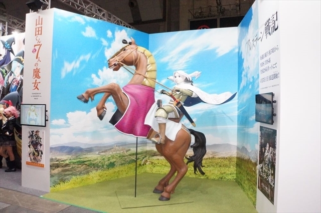 実物大アルスラーン騎馬立像が電通ブースに登場 人気作品のコスプレフォトスポットも@AnimeJapan2015