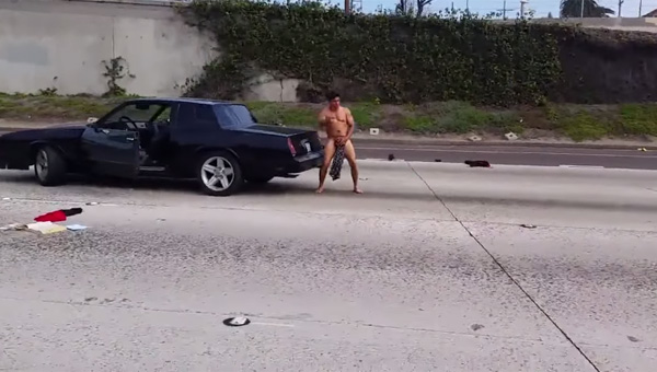 全裸男が駐車場で大暴れ！全速力で頭から車に突っ込み、ボンネットに飛び乗る【動画】