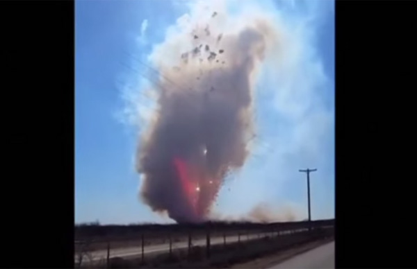 大量の花火を爆発させたらマイケル・ベイ映画ばりにスゴすぎると話題に【動画】