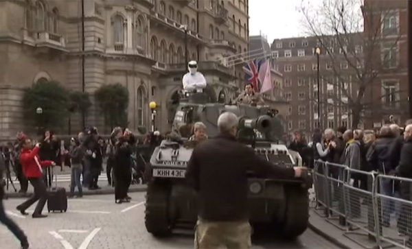 英人気番組『トップギア』司会者がクビ→キレた視聴者がBBCに戦車で突入！【動画】