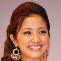 TVマンは見た！有名美女「春の下着祭り」（4）上戸彩が前かがみになった瞬間！