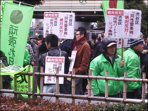 渋谷で「反同性愛デモ」が起きた当日に自民党・谷垣幹事長が同性婚に懸念表明、新宿二丁目のゲイバー取り締まり強化も