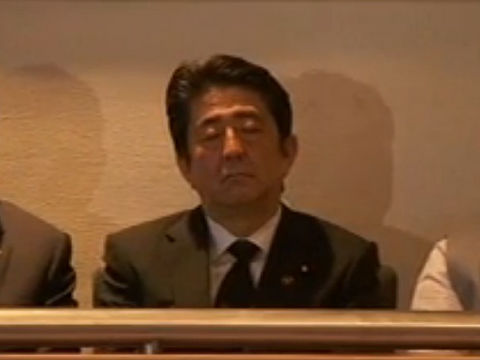 シンガポール初代首相の国葬で安倍首相が居眠り、世界中で「Abe Sleeping」と物笑いのタネに