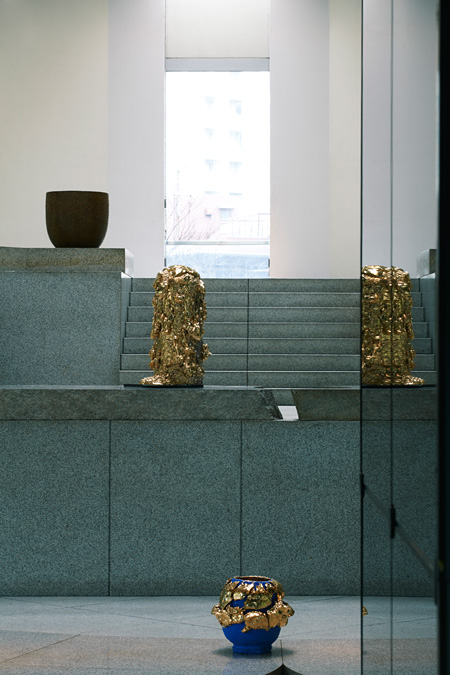 イサム・ノグチ制作の石庭「天国」で桑田卓郎展、現代陶芸と静謐な空間の出会い