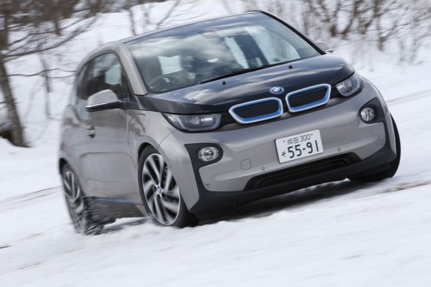 BMW i3が雪上でも駆けぬける歓びを感じられたのは専用スタッドレスタイヤもその理由だった！