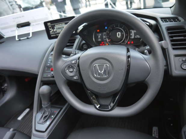 レビュー待ち、ホンダS660のこだわりはステアリングを見れば分かる