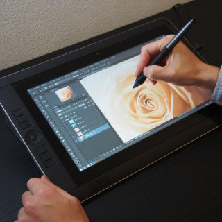 「Cintiq Companion2」で”iPad画家”・山岡セイコウが超リアルな薔薇を描く – 大型サイズの旧機種と比較