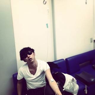 8.6秒バズーカーの点滴写真にファン心配 – 「死んじゃう」は多忙が原因? 8.6秒バズーカーの点滴写真にファン心配 – 「死んじゃう」は多忙が原因?