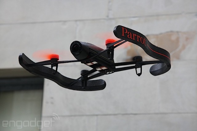 空撮ドローンParrot Bebop Droneは7万円台で4月上旬発売。Oculus対応コントローラ付き14万円