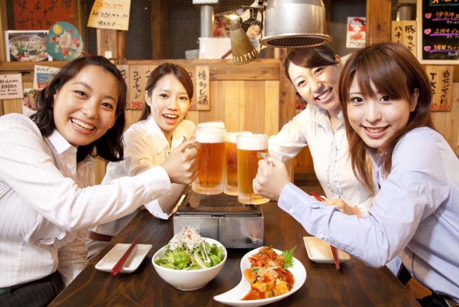 女性に聞いた！　あなたは「家飲み」派？　「外飲み」派？