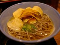 ポテチをだし汁に浸す「ポテチそば」の味わいが絶妙 カルビーと阪急そばのコラボメニューを食べてみた