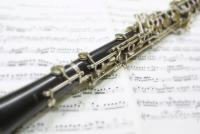 「楽器の持ち方おかしい」素材写真に吹奏楽経験者からツッコミの嵐!