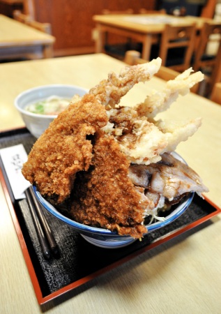 焼き肉、豚天、カツをデカ盛り　越前市江戸屋の「ひっで丼」