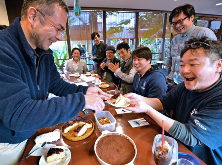 スイーツ男子が手作り菓子で交流　グループ結成、教室も計画