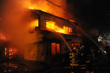 坂井で未明に火災、住宅４世帯全焼　強風で鎮火に３時間以上