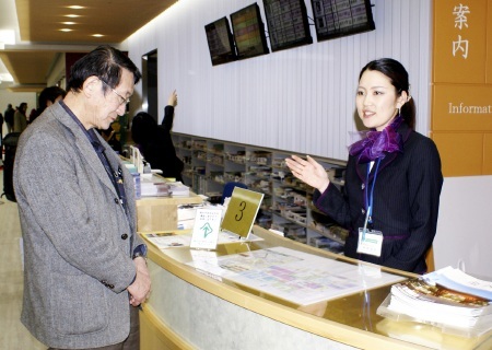 福井誘客担う観光コンシェルジュ　ＪＲ金沢駅で旬の情報提供