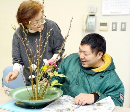 手足に障害あれど夢は華道の指導者　福井市の男性、自立へ思い