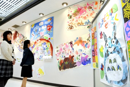 感性豊かな作品「虹の家」絵画展　知的障害者の子どもたち活動