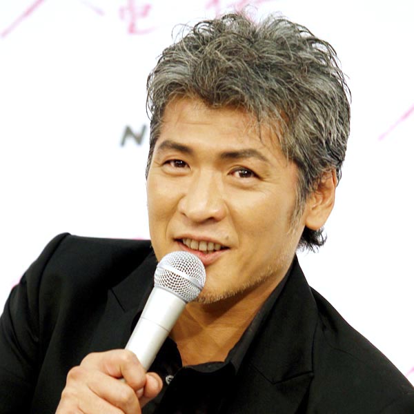 全治２カ月もライブ強行…吉川晃司が“骨折上等”で歌うワケ