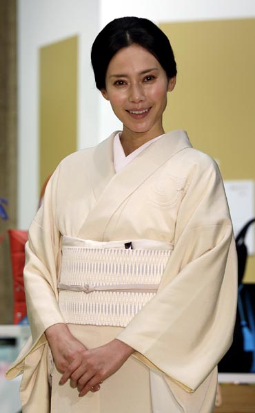 質問に笑顔…中谷美紀 “15年愛”渡部篤郎との結婚に着々？