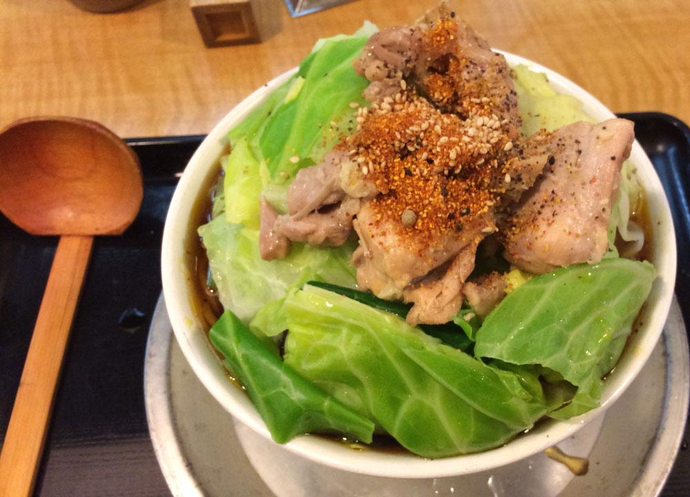 ラー油肉そばのお店でおそばをガッツリと！　東新宿の“なぜ蕎麦にラー油を入れるのか”に行ってみた