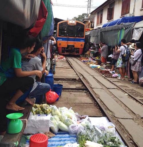 運行中の線路脇5cmにひしめく屋台！　スリル満点、バンコク国鉄のショートトリップへ(ガジェ通旅ライター：吉野歩)