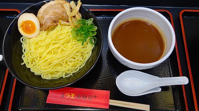 渋谷駅ホームの“日清ラ王　袋麺屋”が大幅リニューアル　即席麺でも太くてもっちもちの『つけ麺』発売で