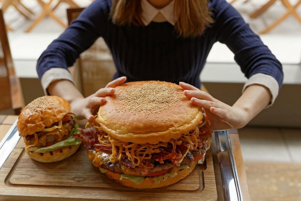 【グランド ハイアット 東京】サイズも味も全てが予想以上！　名物高級ハンバーガー『オーク ドア バーガー』に限定サイズが登場！【ひと先試食】