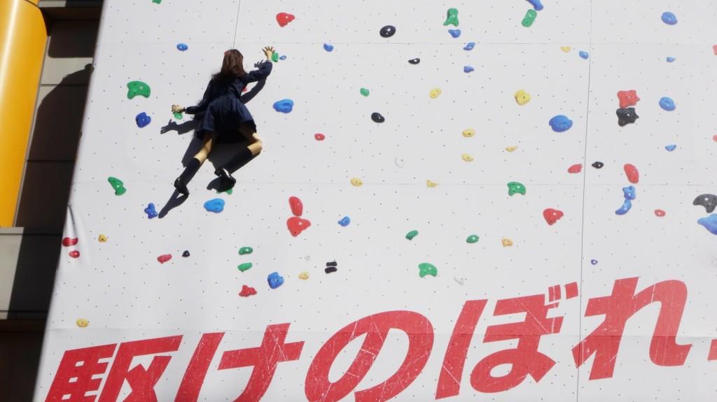 女子高生がビルをクライミング!?　今タワレコ渋谷店で一体なにが起こっている？