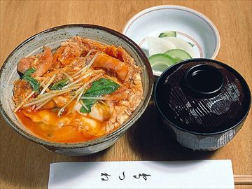 大正元年創業から受け継がれる秘伝のだし！　半熟卵の「トロトロ親子丼」