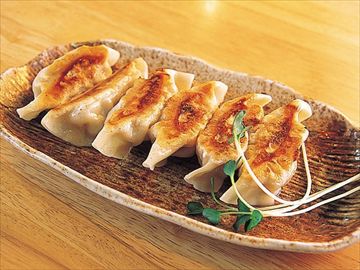 なんと餃子がイタリアンとコラボ！　トロ～リ、チーズが香る「鉄板Wチーズ餃子」