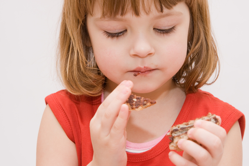 食物アレルギーの子が遊びに来たら 「3時のおやつ」どうすべき？