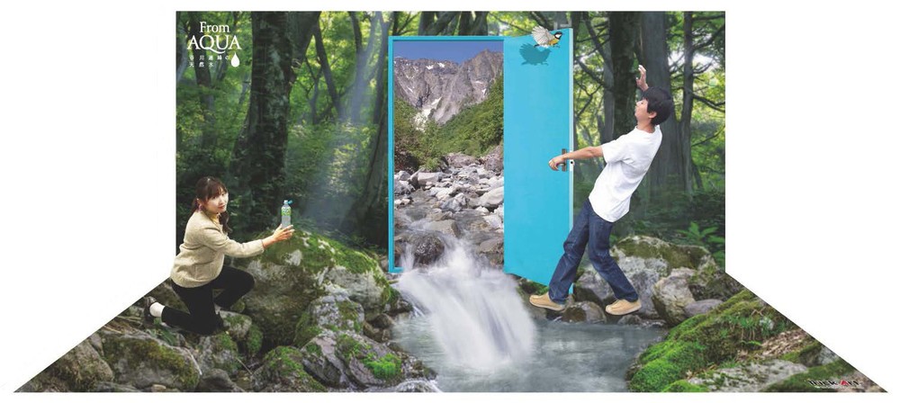 品川駅に谷川連峰の天然水が湧き出す？　不思議なドアの”トリックアート”出現