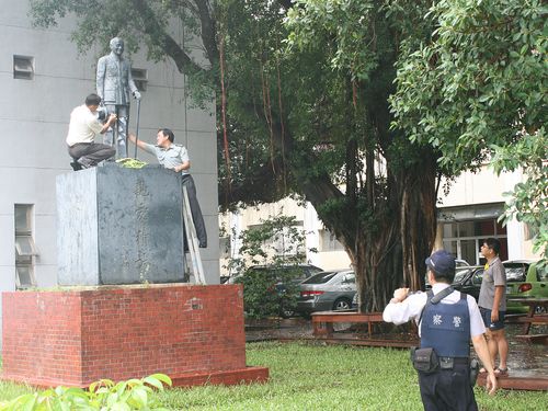 台南市、学校から蒋介石像を全面撤去へ／台湾