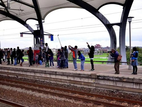 台湾鉄道、ホームでの“自撮り棒”使用に注意呼びかけ 感電の恐れ