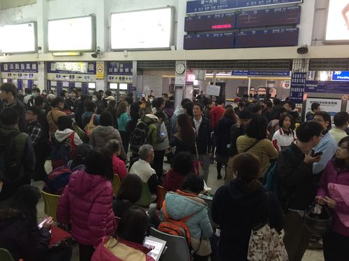 台湾鉄道でまた架線トラブル 通勤ラッシュ直撃 利用客うんざり