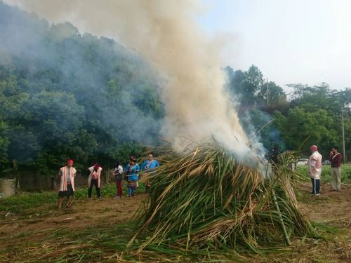 先住民ブヌン族の伝統祭事開催目前、合図の狼煙上がる／台湾・花蓮