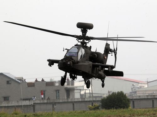 台湾のタレント、陸軍攻撃ヘリ「アパッチ」で写真撮影 中佐らが懲戒処分