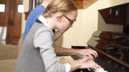 感動で鳥肌タッチング！おにいちゃんと妹がピアノの連弾で奏でる「アナと雪の女王」アレンジ