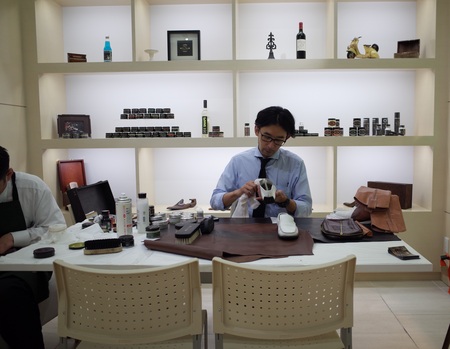 シューシャイニストがお手入れ方法をレクチャー「ブートブラック トランクショー」