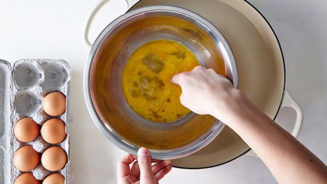 冷蔵庫から出したばかりの卵を手っ取り早く常温に戻す方法