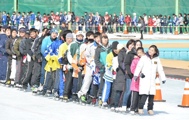 ＜ギネス記録＞３７０人が「ムカデ滑走」で達成　青森・八戸