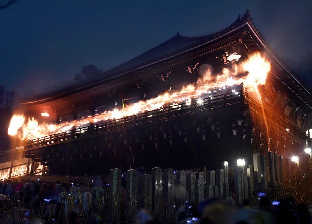 ＜東大寺＞「お水取り」本行入り