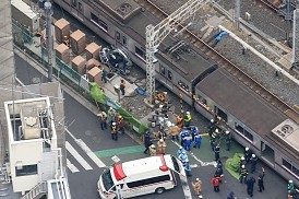 ＜東武伊勢崎線＞遮断機突破し進入、軽乗用車の男性死亡