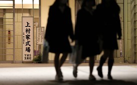 ＜川崎中１殺害＞上村遼太さんの通夜　同級生や保護者ら涙
