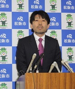 ＜松阪市長＞「政界引退」表明…図書館関連予算否決され