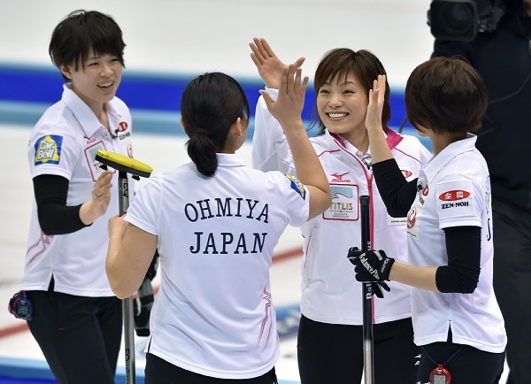 ＜カーリング＞日本が初勝利　スウェーデン破る　世界女子