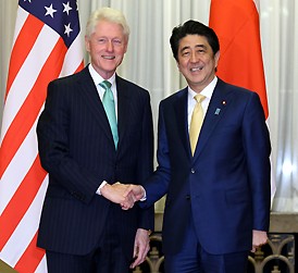 ＜安倍首相＞クリントン元米大統領と夕食会