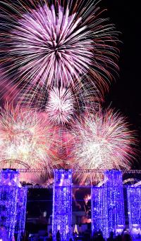 ＜名古屋港＞今年もイブの花火大会に観客５万人